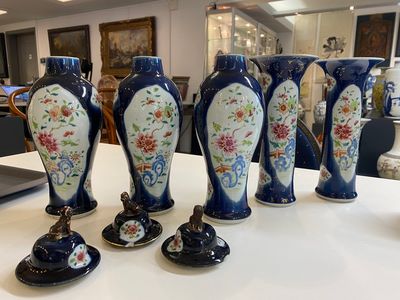 A Chinese blue-ground famille rose garniture of five vases with floral design, Qianlong — 照片 1