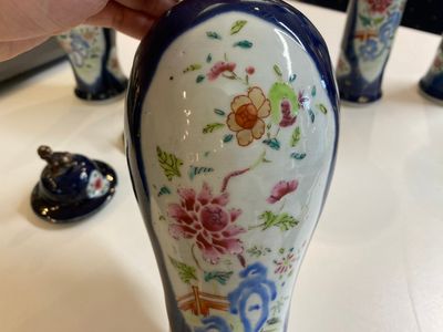 A Chinese blue-ground famille rose garniture of five vases with floral design, Qianlong — 照片 5