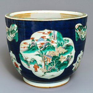 A Chinese blue-ground famille verte fishbowl, 19th C. — 照片 1