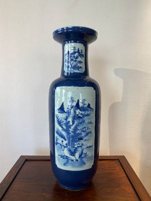 A Chinese blue-ground rouleau vase with blue and white landscape panels, 19th C. — 照片 1