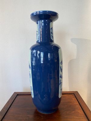 A Chinese blue-ground rouleau vase with blue and white landscape panels, 19th C. — 照片 2