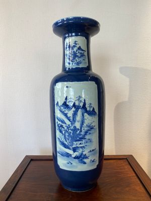 A Chinese blue-ground rouleau vase with blue and white landscape panels, 19th C. — 照片 3