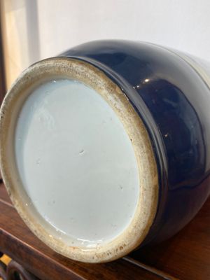 A Chinese blue-ground rouleau vase with blue and white landscape panels, 19th C. — 照片 8