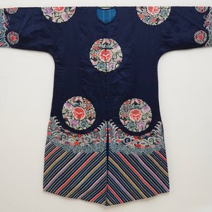A Chinese blue ground silk informal woman's robe, 19th C. — photo 1