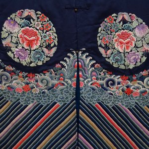 A Chinese blue ground silk informal woman's robe, 19th C. — photo 3