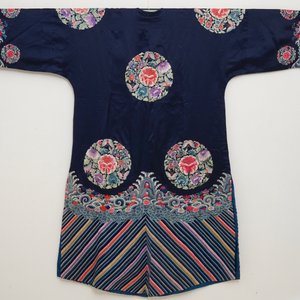 A Chinese blue ground silk informal woman's robe, 19th C. — photo 5