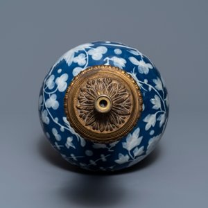 A Chinese blue-ground slip-decorated bottle vase with ormolu mounts, 19th C. — photo 7