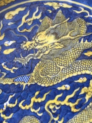 A Chinese blue-ground yellow-enamelled 'dragon' dish, Qianlong mark and of the period — photo 7