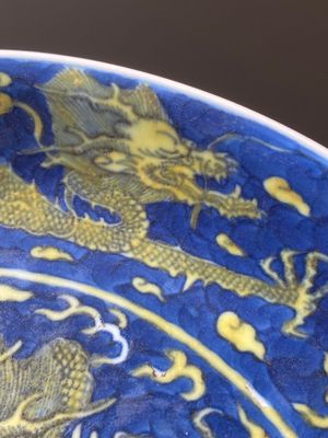 A Chinese blue-ground yellow-enamelled 'dragon' dish, Qianlong mark and of the period — photo 8