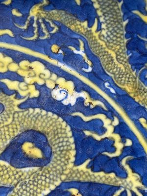 A Chinese blue-ground yellow-enamelled 'dragon' dish, Qianlong mark and of the period — photo 9