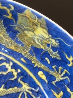 A Chinese blue-ground yellow-enamelled 'dragon' dish, Qianlong mark and of the period — photo 10