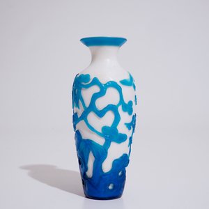 A Chinese blue overlay Beijing glass vase, 19/20th C. — photo 2