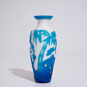 A Chinese blue overlay Beijing glass vase, 19/20th C. — photo 3