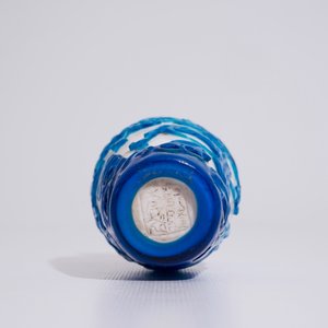 A Chinese blue overlay Beijing glass vase, 19/20th C. — photo 6