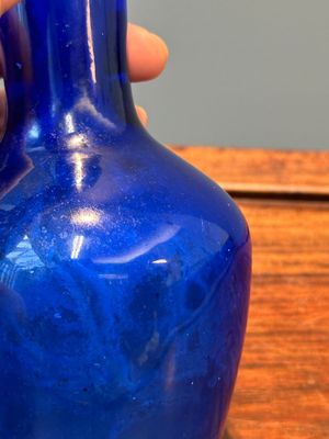 A Chinese blue Peking glass bottle vase, Qianlong mark and possibly of the period — 照片 5