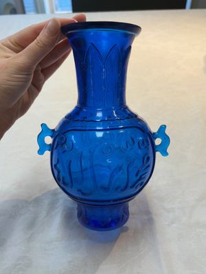 A Chinese blue Peking glass vase with Arabic inscription, Qianlong mark and possibly of the period — photo 1