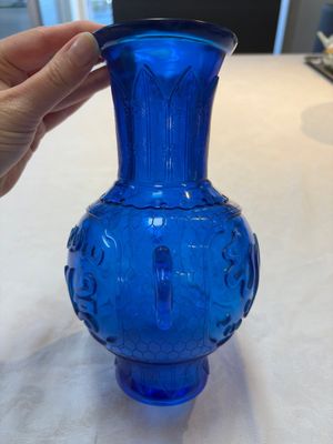 A Chinese blue Peking glass vase with Arabic inscription, Qianlong mark and possibly of the period — photo 2