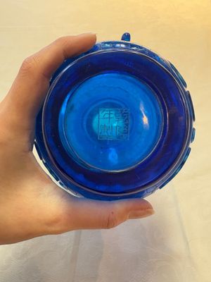 A Chinese blue Peking glass vase with Arabic inscription, Qianlong mark and possibly of the period — photo 6