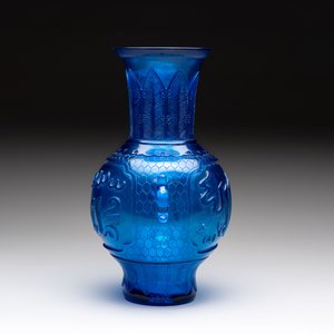 A Chinese blue Peking glass vase with Arabic inscription, Qianlong mark and possibly of the period — photo 2
