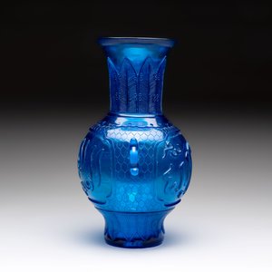 A Chinese blue Peking glass vase with Arabic inscription, Qianlong mark and possibly of the period — photo 4