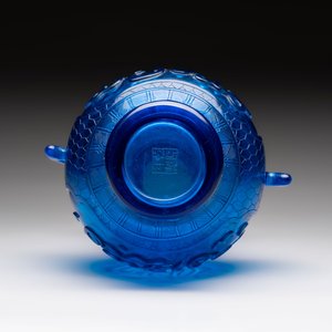 A Chinese blue Peking glass vase with Arabic inscription, Qianlong mark and possibly of the period — photo 6