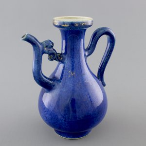 A Chinese blue poudre gold-painted jug, Kangxi, ca. 1700 — foto 1
