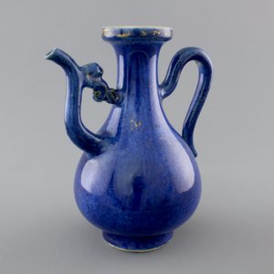 A Chinese blue poudre gold-painted jug, Kangxi, ca. 1700 — foto 2