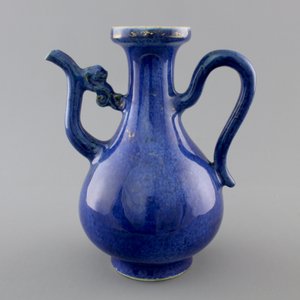 A Chinese blue poudre gold-painted jug, Kangxi, ca. 1700 — foto 3