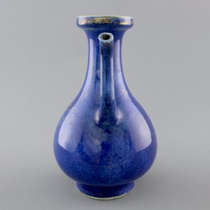 A Chinese blue poudre gold-painted jug, Kangxi, ca. 1700 — foto 4