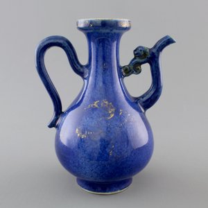 A Chinese blue poudre gold-painted jug, Kangxi, ca. 1700 — foto 5