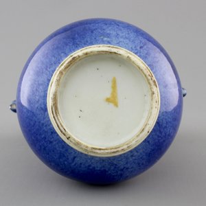 A Chinese blue poudre gold-painted jug, Kangxi, ca. 1700 — foto 7
