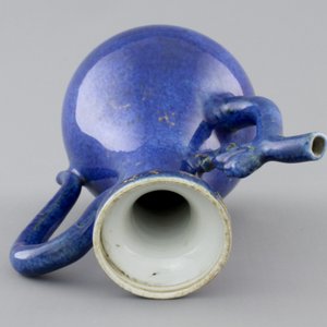 A Chinese blue poudre gold-painted jug, Kangxi, ca. 1700 — foto 8