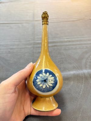 A Chinese blue, white and café-au-lait-ground and a blue and white rose water sprinkler, Kangxi — foto 1