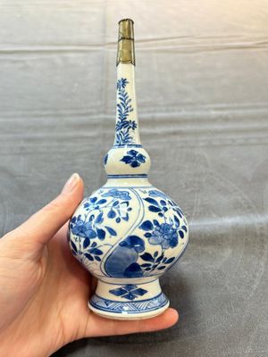 A Chinese blue, white and café-au-lait-ground and a blue and white rose water sprinkler, Kangxi — foto 11