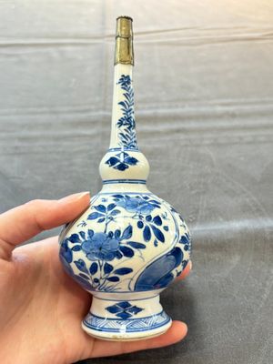 A Chinese blue, white and café-au-lait-ground and a blue and white rose water sprinkler, Kangxi — foto 12