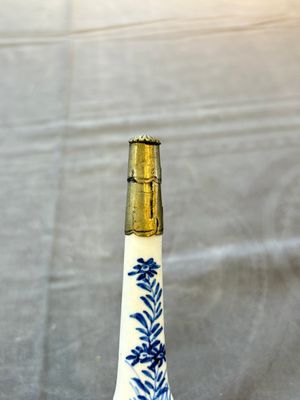A Chinese blue, white and café-au-lait-ground and a blue and white rose water sprinkler, Kangxi — foto 13