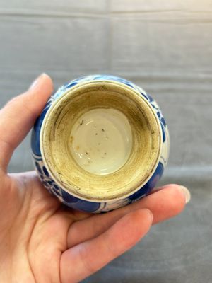 A Chinese blue, white and café-au-lait-ground and a blue and white rose water sprinkler, Kangxi — foto 14