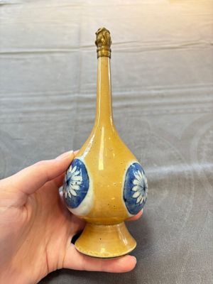 A Chinese blue, white and café-au-lait-ground and a blue and white rose water sprinkler, Kangxi — foto 2