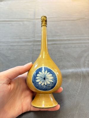 A Chinese blue, white and café-au-lait-ground and a blue and white rose water sprinkler, Kangxi — foto 3