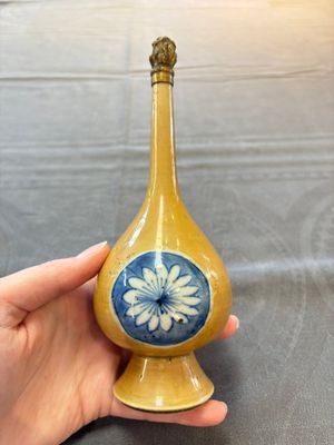 A Chinese blue, white and café-au-lait-ground and a blue and white rose water sprinkler, Kangxi — foto 5