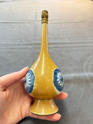 A Chinese blue, white and café-au-lait-ground and a blue and white rose water sprinkler, Kangxi — foto 6