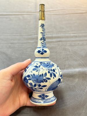 A Chinese blue, white and café-au-lait-ground and a blue and white rose water sprinkler, Kangxi — foto 9