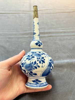 A Chinese blue, white and café-au-lait-ground and a blue and white rose water sprinkler, Kangxi — foto 10