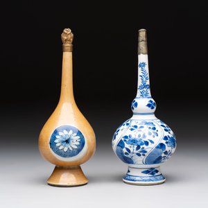 A Chinese blue, white and café-au-lait-ground and a blue and white rose water sprinkler, Kangxi — foto 1