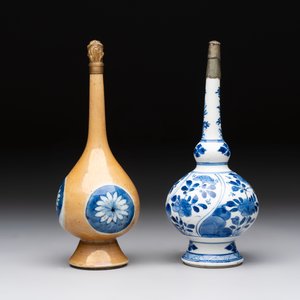 A Chinese blue, white and café-au-lait-ground and a blue and white rose water sprinkler, Kangxi — foto 2