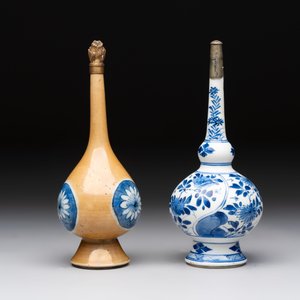 A Chinese blue, white and café-au-lait-ground and a blue and white rose water sprinkler, Kangxi — foto 3