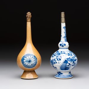 A Chinese blue, white and café-au-lait-ground and a blue and white rose water sprinkler, Kangxi — foto 4
