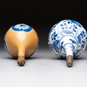 A Chinese blue, white and café-au-lait-ground and a blue and white rose water sprinkler, Kangxi — foto 5
