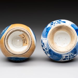A Chinese blue, white and café-au-lait-ground and a blue and white rose water sprinkler, Kangxi — foto 6