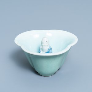 A Chinese blue, white and celadon-glazed 'Lu Hong Jian' puzzle or trick cup, Qianlong — 照片 2